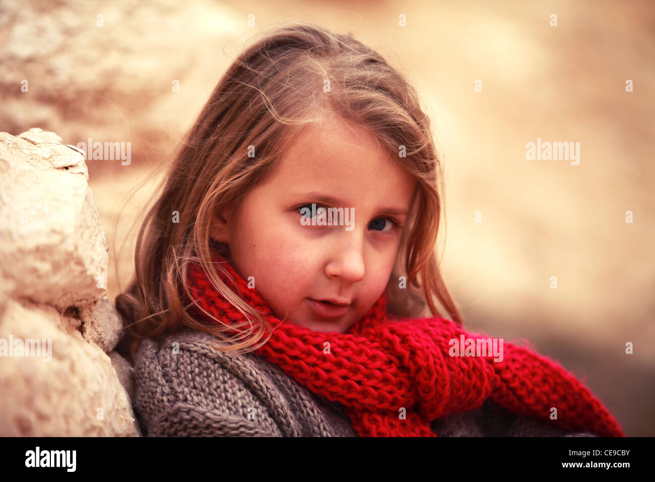 Peu de sweetie fillette dans une écharpe rouge Photo Stock - Alamy