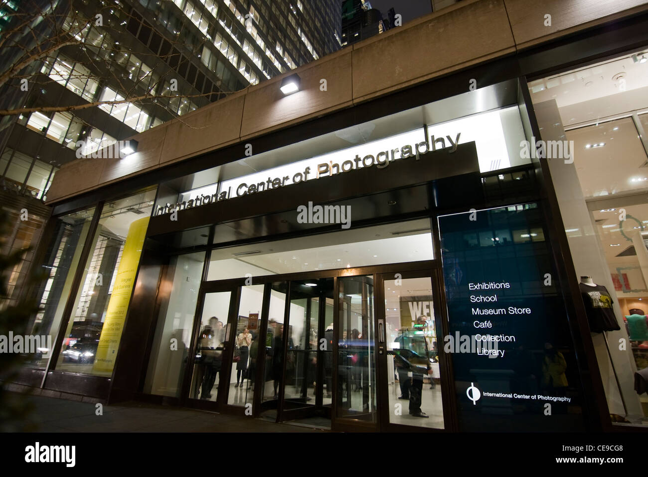 Centre international de la photographie de nuit du bâtiment à l'angle de la 6e Avenue et 43e rue à Manhattan, New York City. Banque D'Images