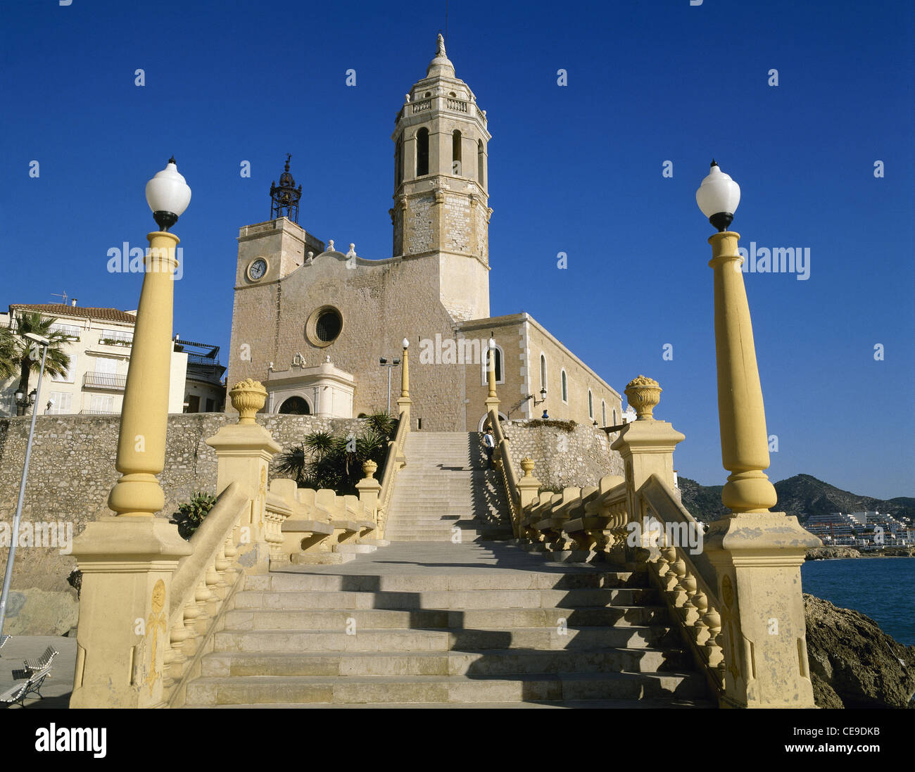 L'Espagne. Sitges. Saint Barthélémy et Saint Thecla Église. 17e siècle. Vue d'ensemble. Banque D'Images