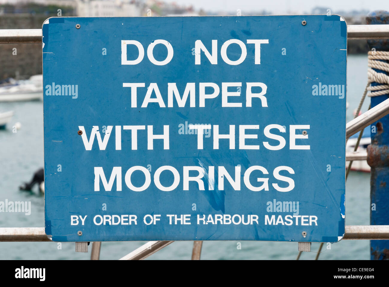 'Ne pas toucher à ces amarres' signe avec des bateaux à l'arrière-plan Banque D'Images
