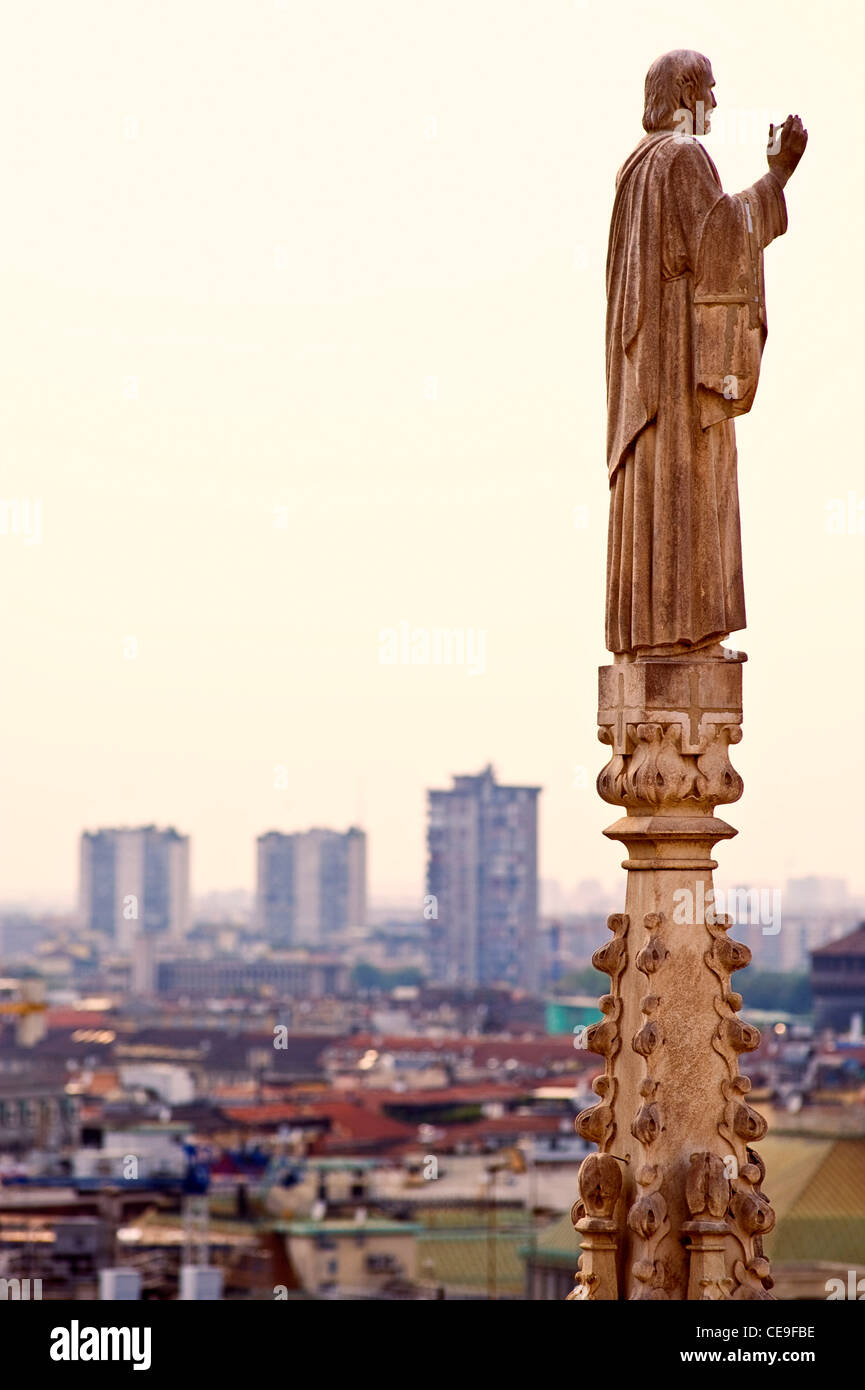 Statue trônant au sommet de la cathédrale Duomo de Milan, Italie Banque D'Images