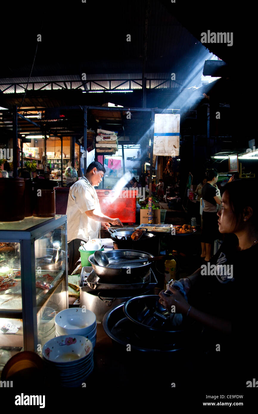 La cuisine et les étals de nourriture traditionnelle en Asie, marché Russe, Phnom Penh, Cambodge, Asie Banque D'Images