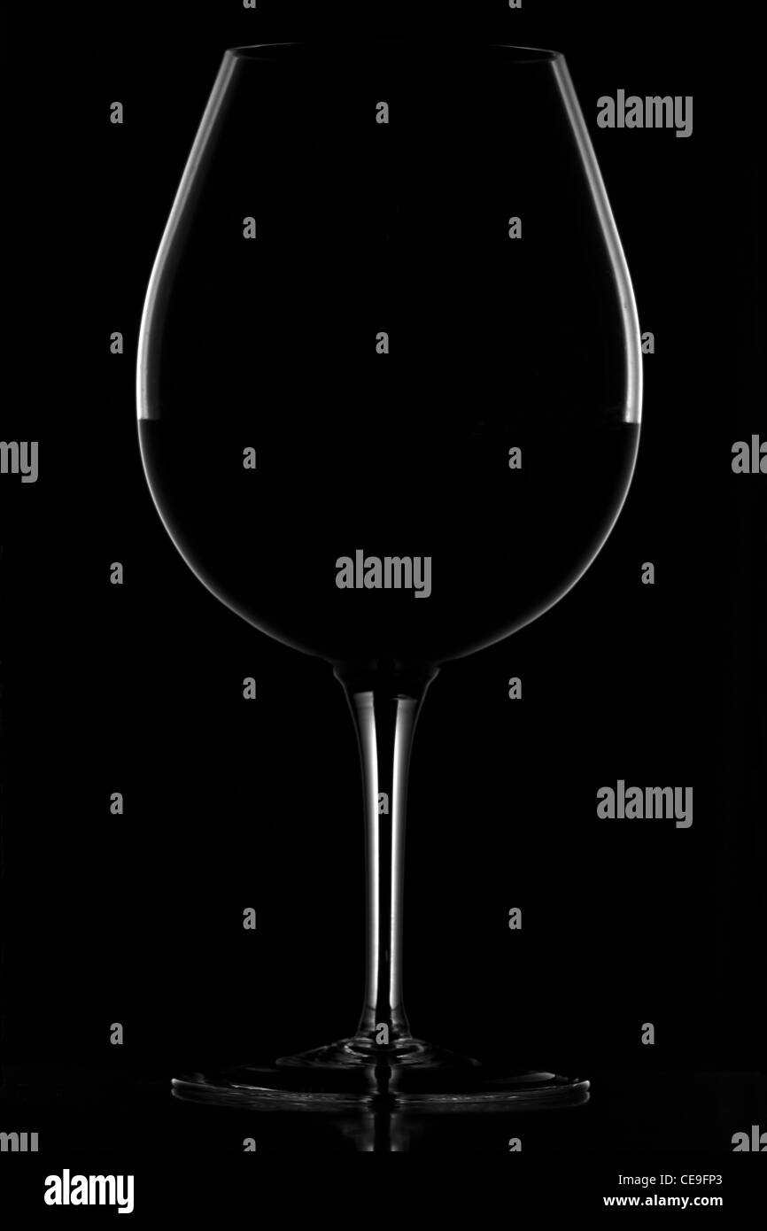 Silhouette de vin rouge verre isolé sur fond noir Banque D'Images
