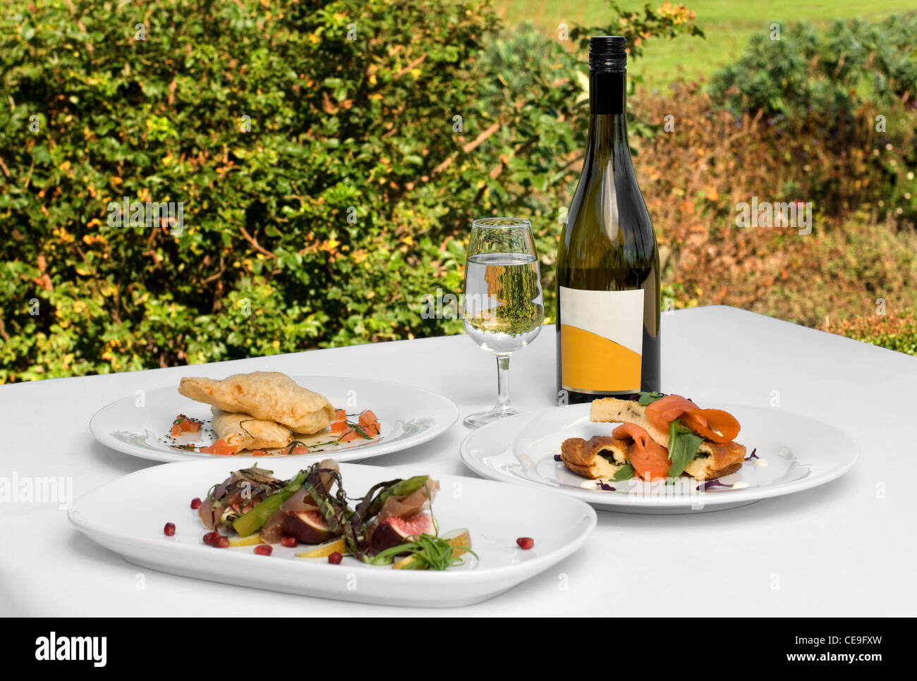 Trois plats délicieux déjeuner complet, avec une bouteille de Chardonnay de qualité Banque D'Images