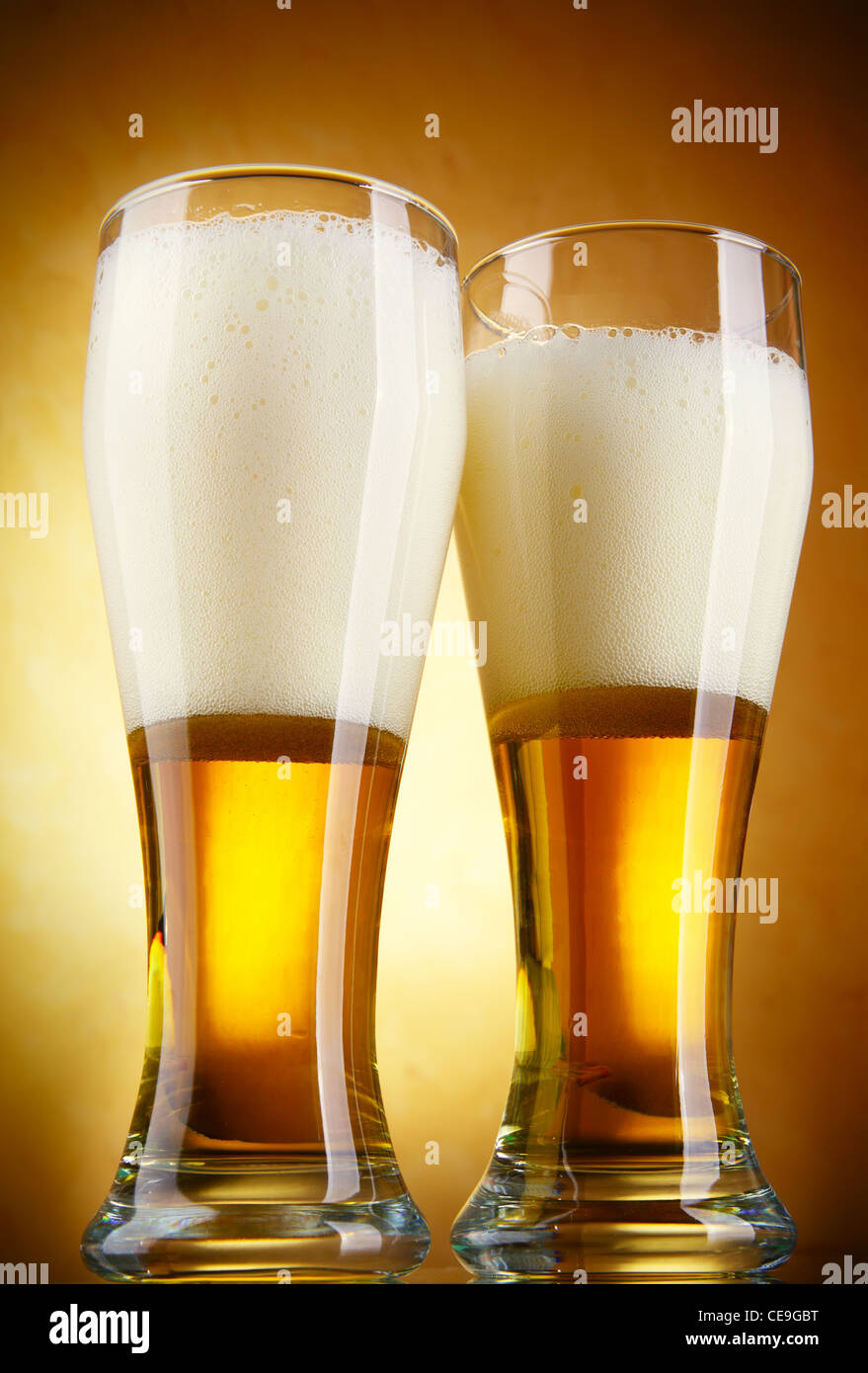 Mousse de la bière avec close-up sur fond jaune Banque D'Images
