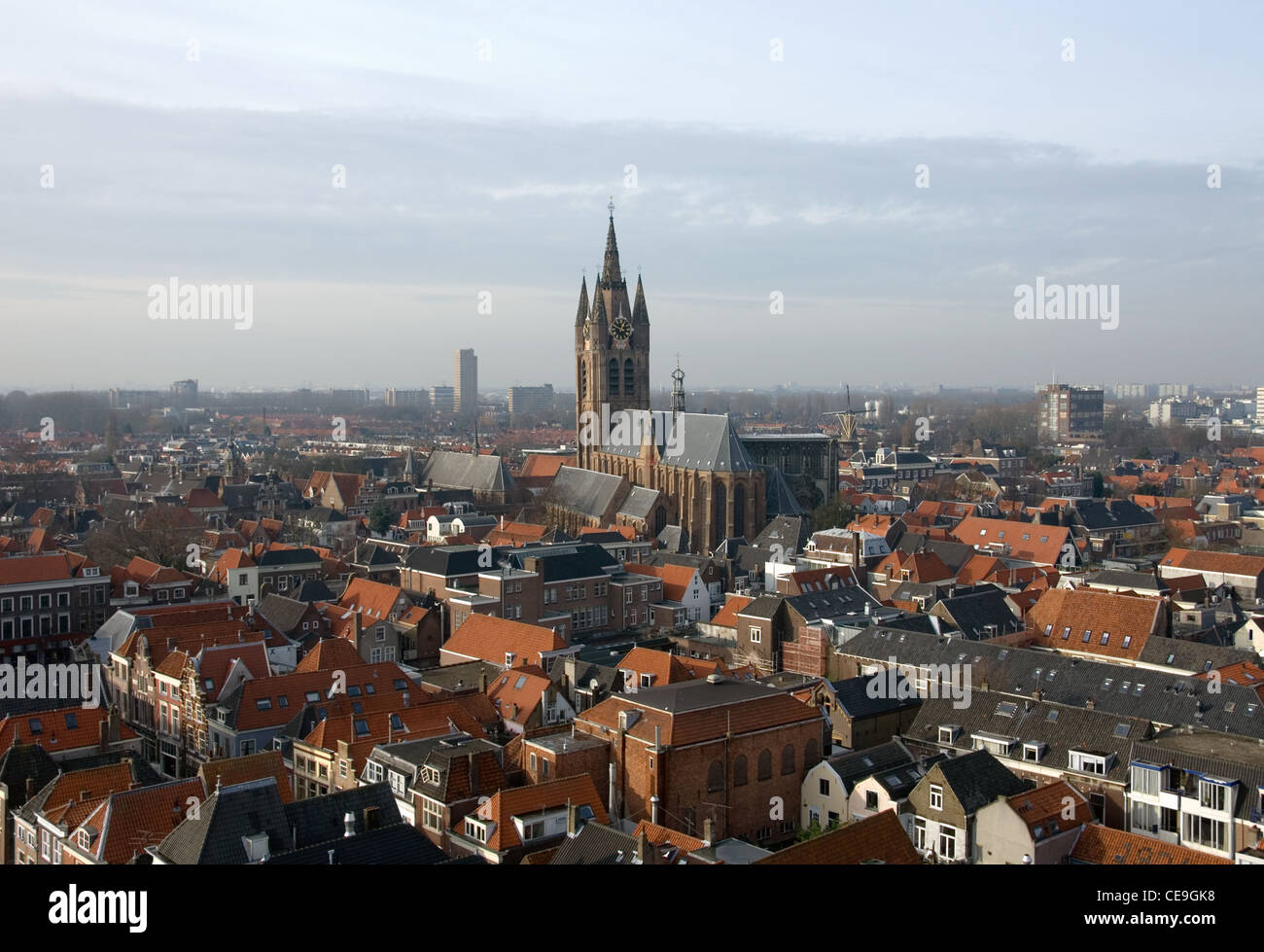 Une vue de la ville de la ville néerlandaise de Delft et de l'Oude Kerk (vieille église), capturés dans le clocher de Nieuwe Kerk Banque D'Images