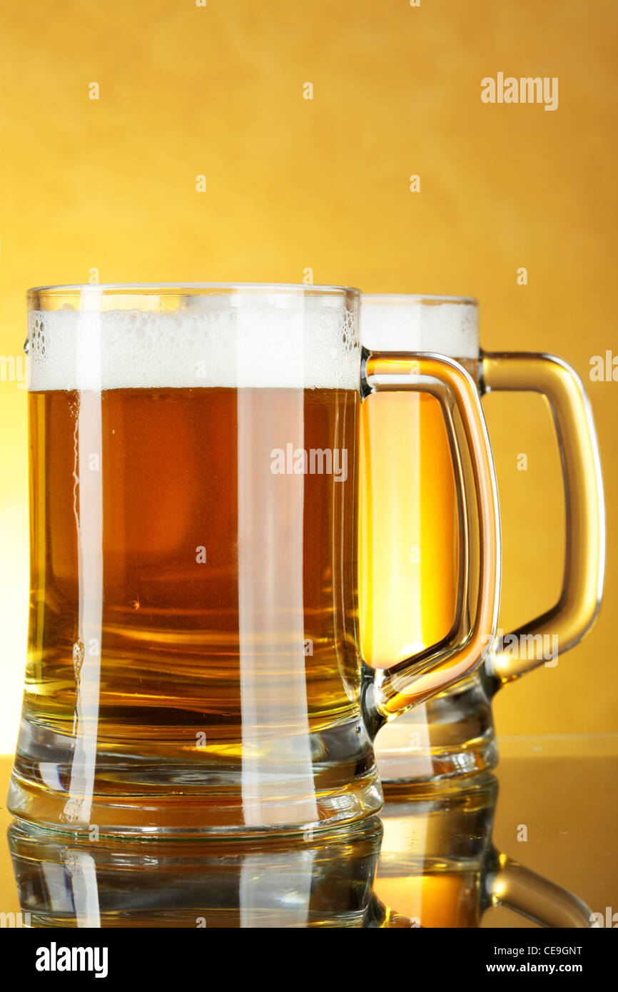 Verres avec plus de mousse fond jaune Banque D'Images