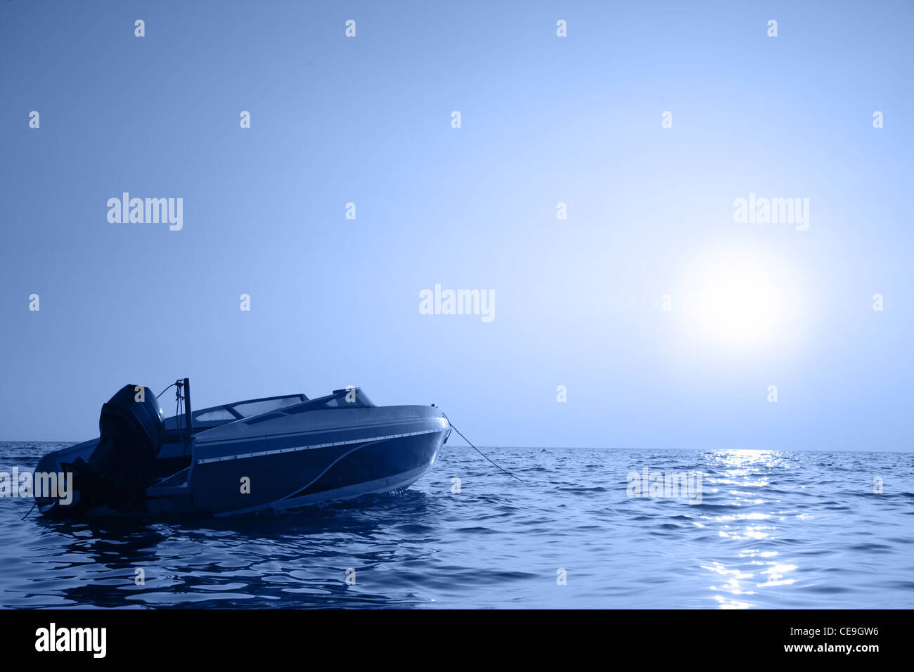 Bateau motorisé et la mer au lever du soleil Banque D'Images