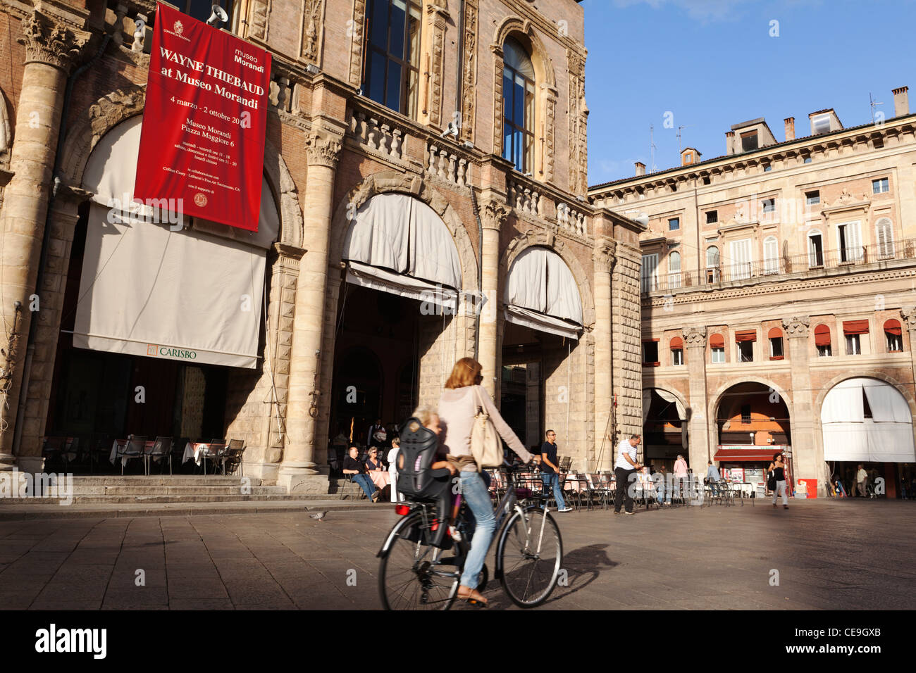 Un cycliste à la Piazza Maggiore Bologna Emilia-Romagna Italie Banque D'Images