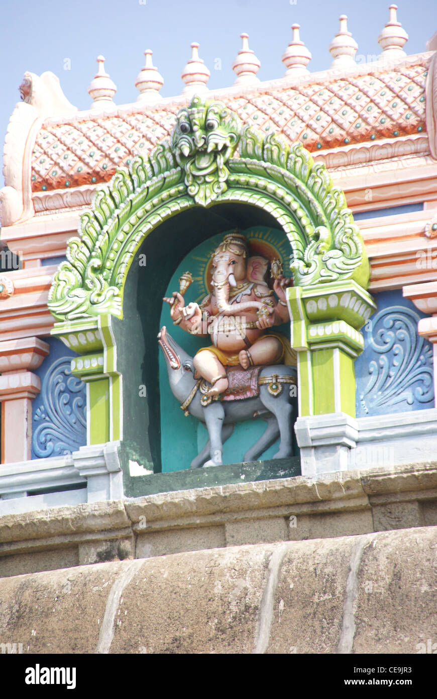 Des statues de dieux postérieurs à l'entrée du temple de Shiva Kanchipuram, Tamil Nadu, Inde, Asie Banque D'Images