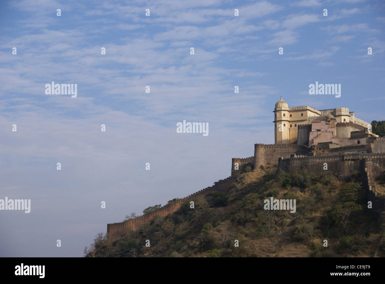 Château et des murs du Fort de Kumbhalgarh au Rajasthan, Inde, Asie Banque D'Images