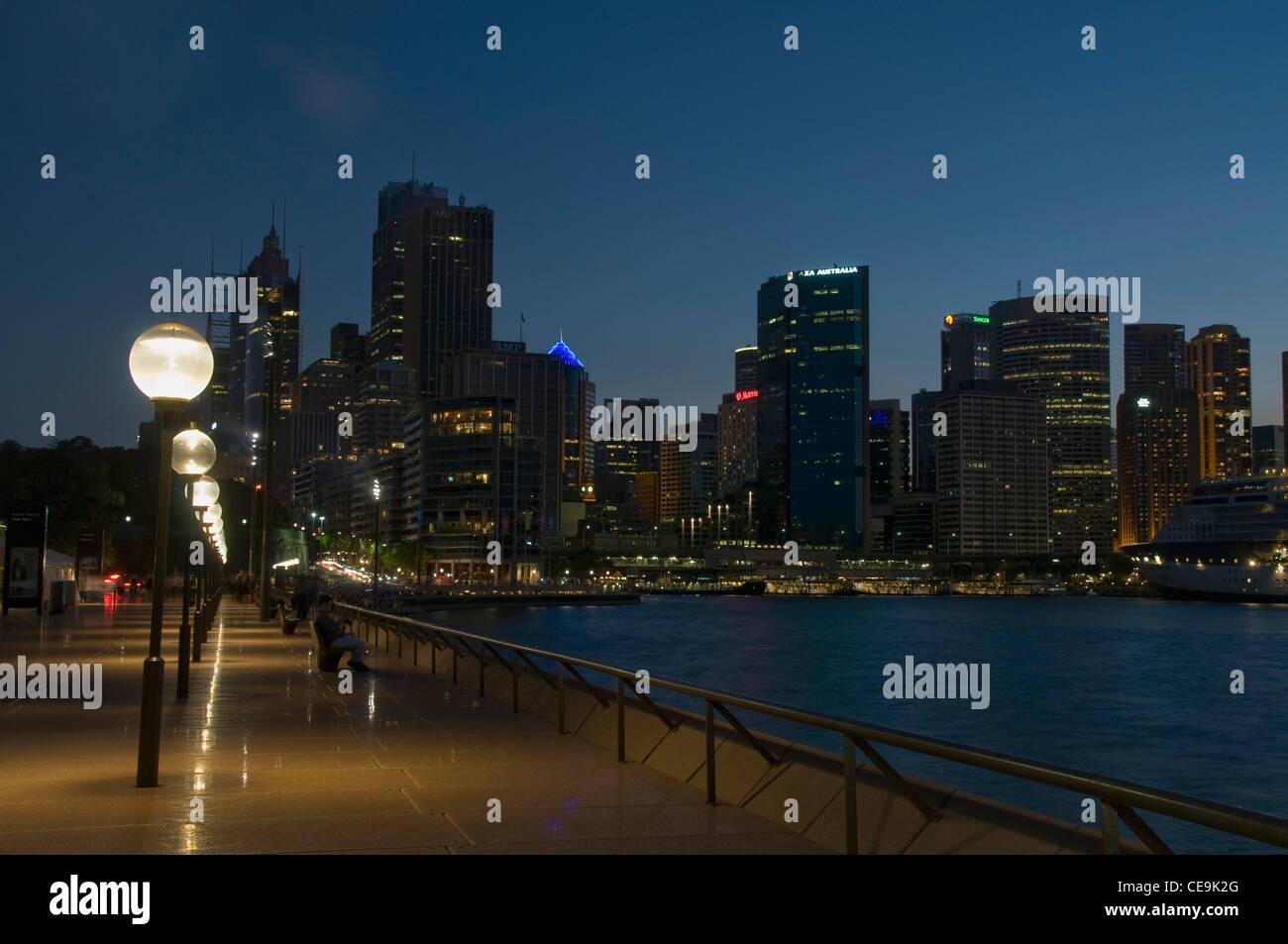 Une rangée de lampadaires le long de Circular Quay à côté de l'Opéra de Sydney, New South Wales, Australia Banque D'Images