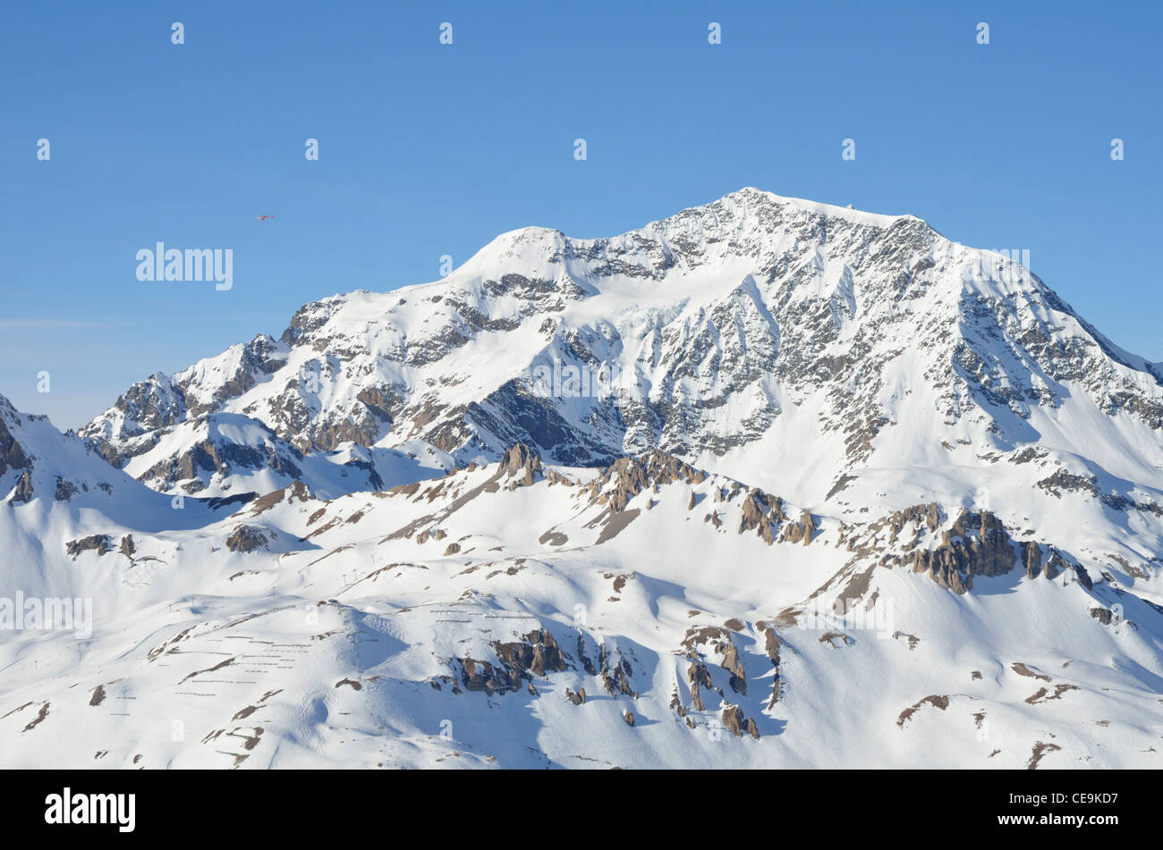 La montagne couverte de neige, ciel bleu, rouge lointain hélicoptère, Tignes, Vanoise, Alpes, France,europe,Savoire Banque D'Images