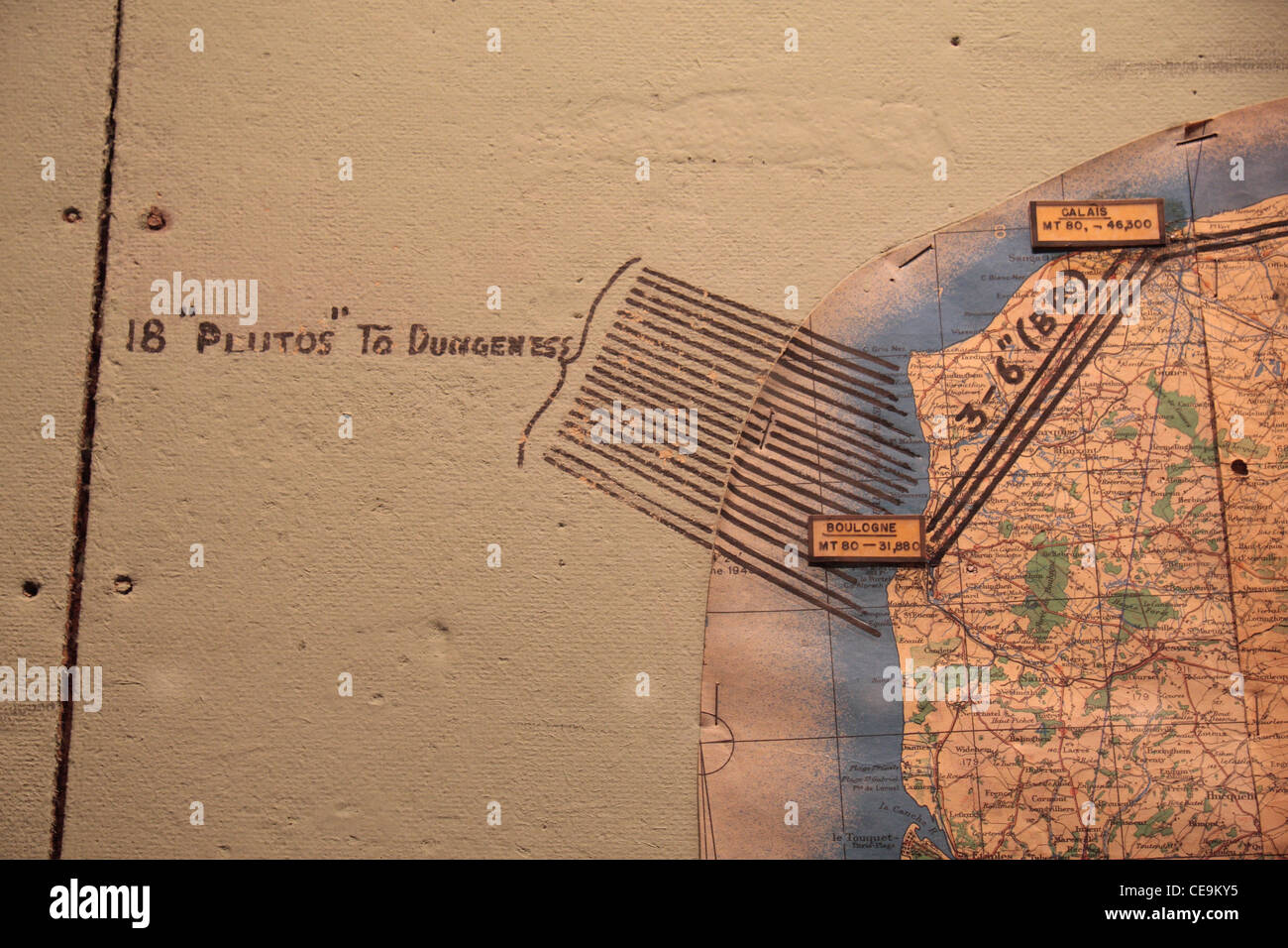 Détail montrant des pipelines de Pluton sur la carte dans la salle de guerre, musée de la Reddition (Musée de la reddition), Reims, France.ISO400 Banque D'Images