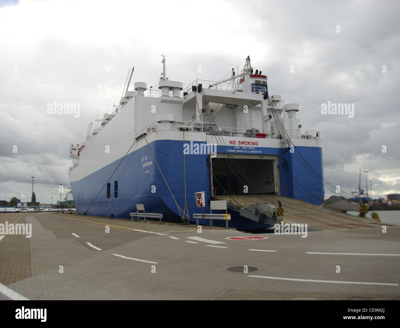Le navire RORO City d'Amsterdam est vu dans le port de Bremerhaven. Ce roll-on/roll-off est conçu pour transporter des marchandises à roues, telles que des véhicules, vers les ports du monde entier. Banque D'Images