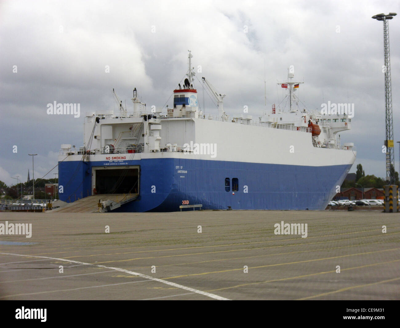 Le navire RORO 'City of Amsterdam' est amarré au port de Bremerhaven, en Allemagne. En tant que navire Roll-on/Roll-off (RORO), il est conçu pour transporter des marchandises sur roues, telles que des voitures et des camions, à travers la mer. Banque D'Images