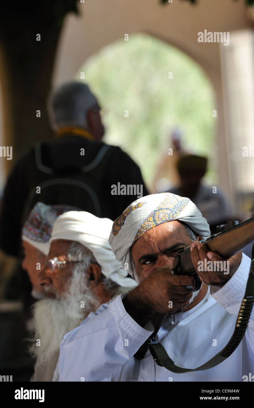 Extraction de fusils en l'orient souk de Nizwa ; Al Dakhiliyah, Oman Banque D'Images