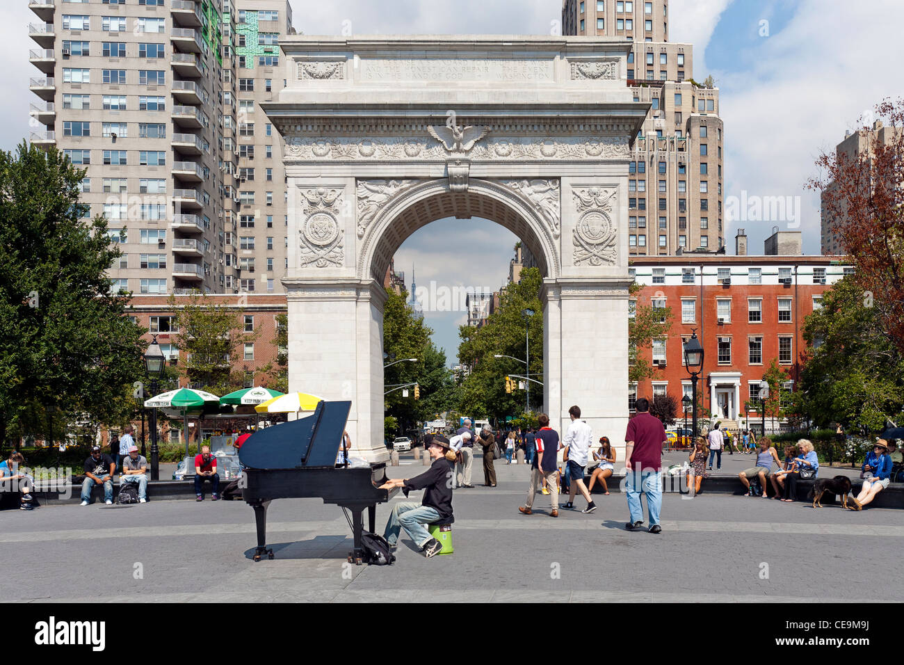 Un pianiste jouant son piano à Washington Square Park à Manhattan, New York City. Banque D'Images