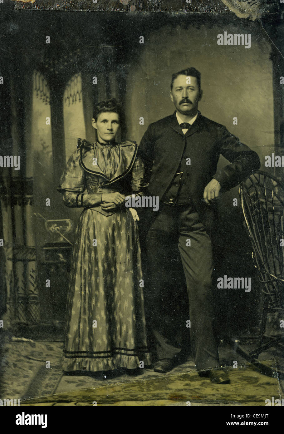 Tin type de couple marié à partir de la fin des années 1800, la mode gothique style saloon portrait noir et blanc old west Banque D'Images
