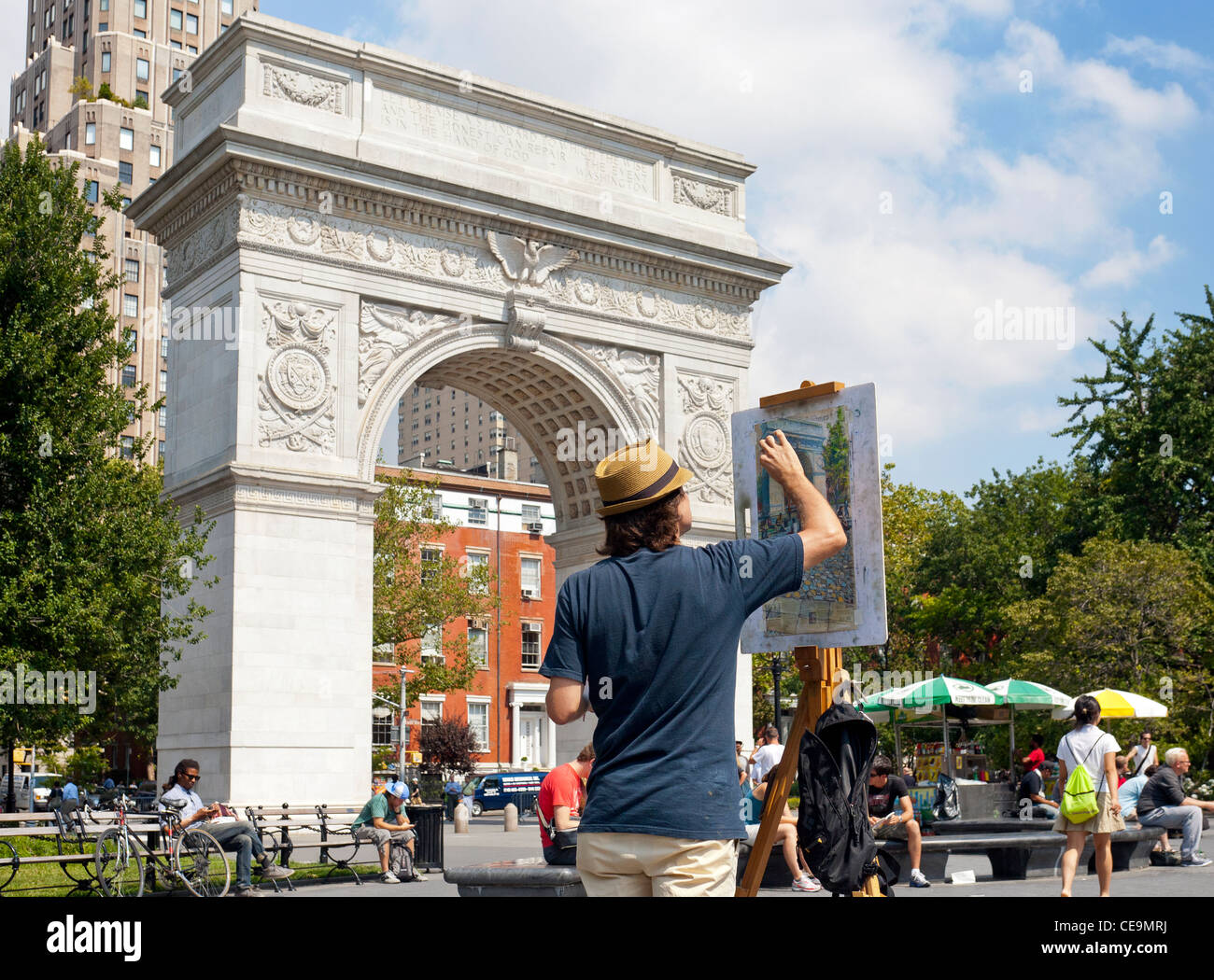 Un artiste travaille sur sa peinture à Washington Square Park à Manhattan, New York City. Banque D'Images