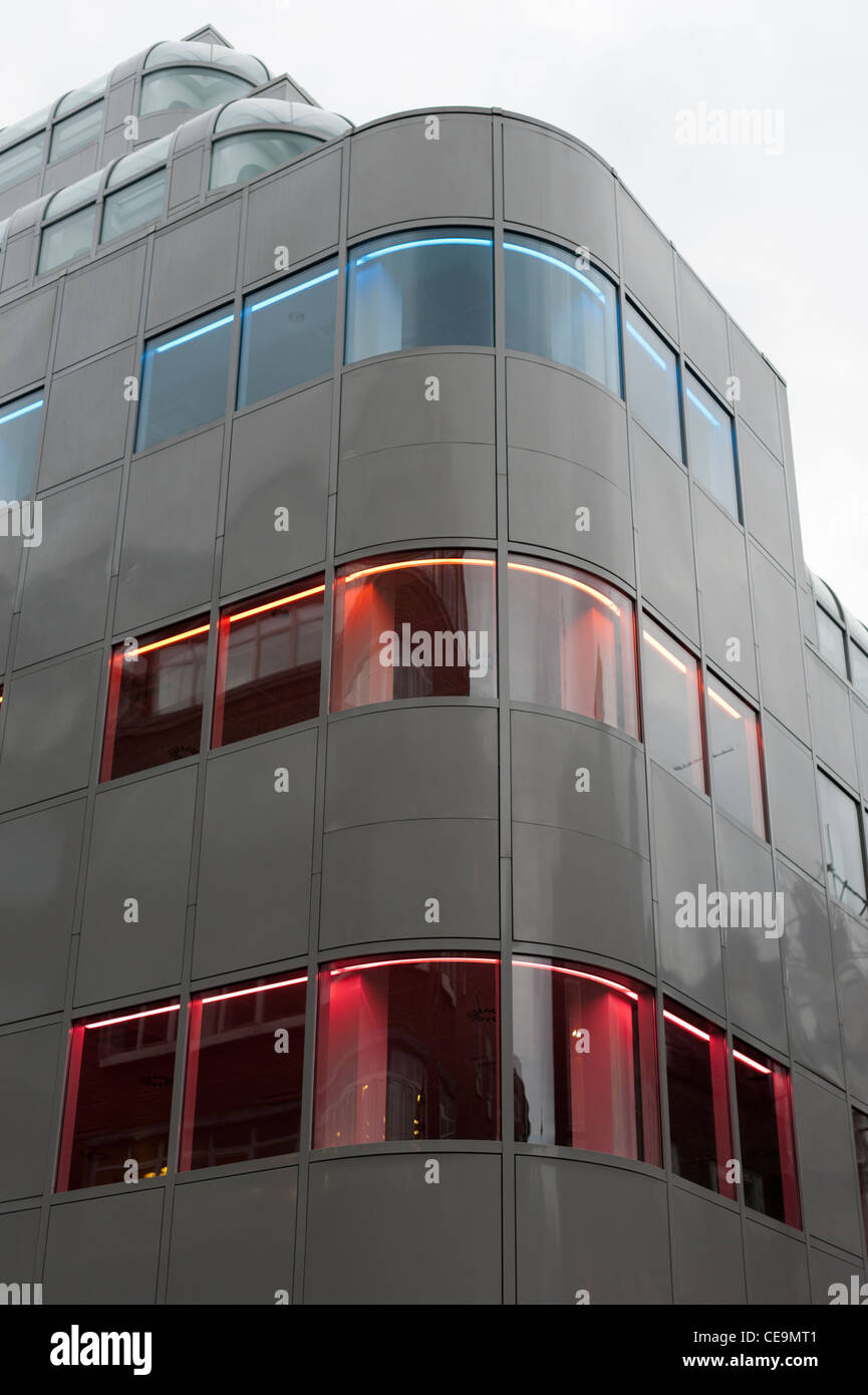 Bâtiment moderne avec des lumières colorées dans windows à Londres Banque D'Images