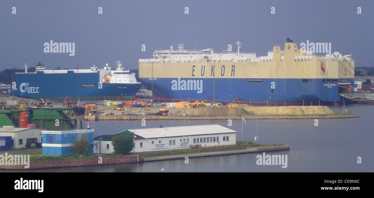 Car carriers Banque Auto (sur la gauche) et Linda Matin Banque D'Images