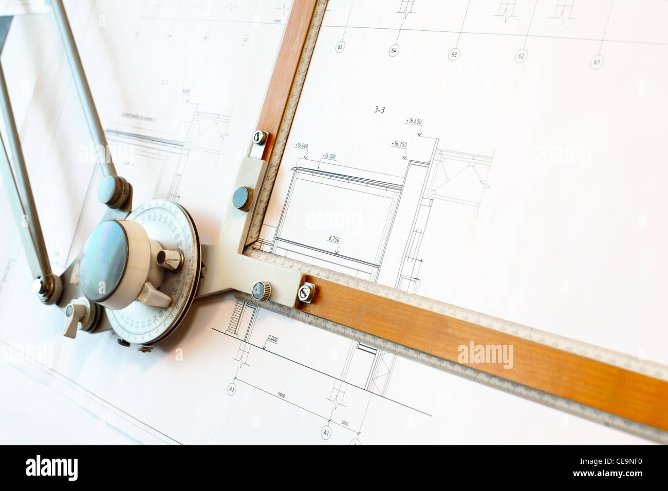 Planche à dessin à l'ancienne blanc avec plan de projet Banque D'Images