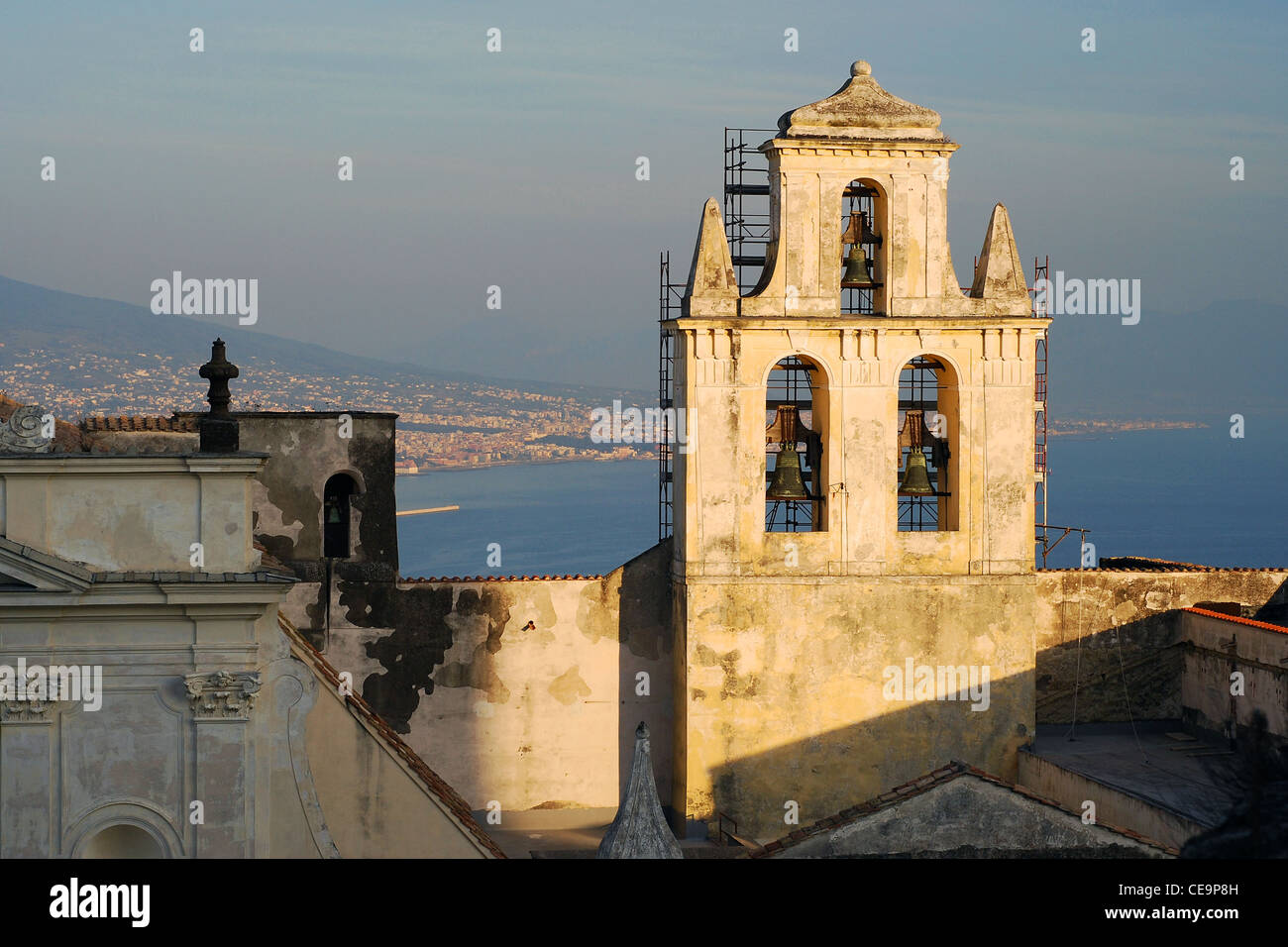 Vue aérienne du port de Naples et clocher Banque D'Images