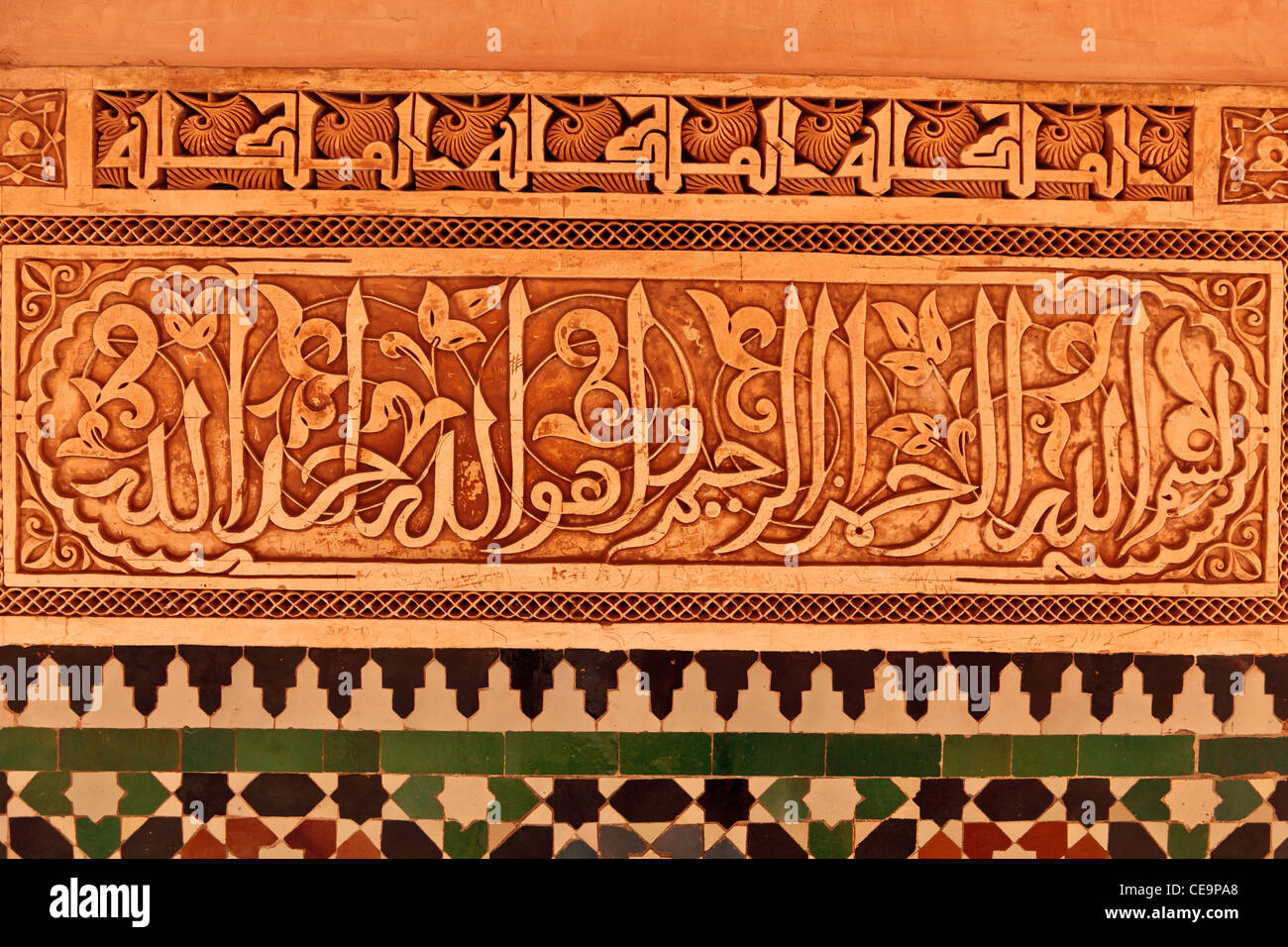 Détails de la mosaïque de la cour intérieure de la Medersa Ben Youssef, Marrakech, Maroc Banque D'Images