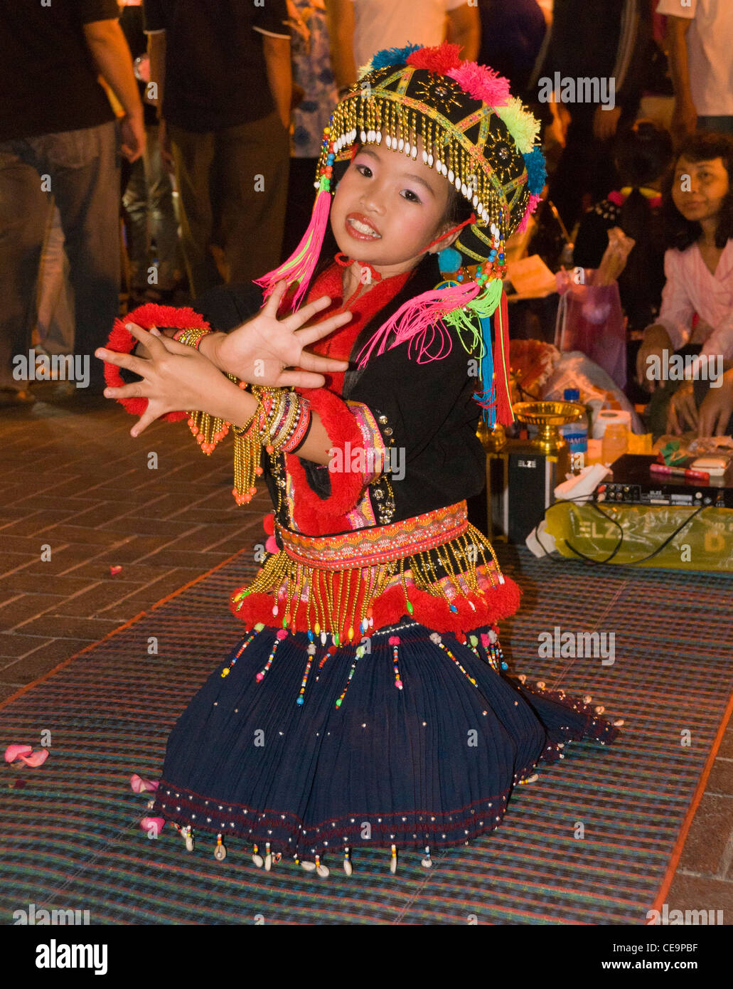Elk208-1123v Thaïlande, Chiang Mai, dimanche Walking Street Market, jeune danseuse Hmong Banque D'Images