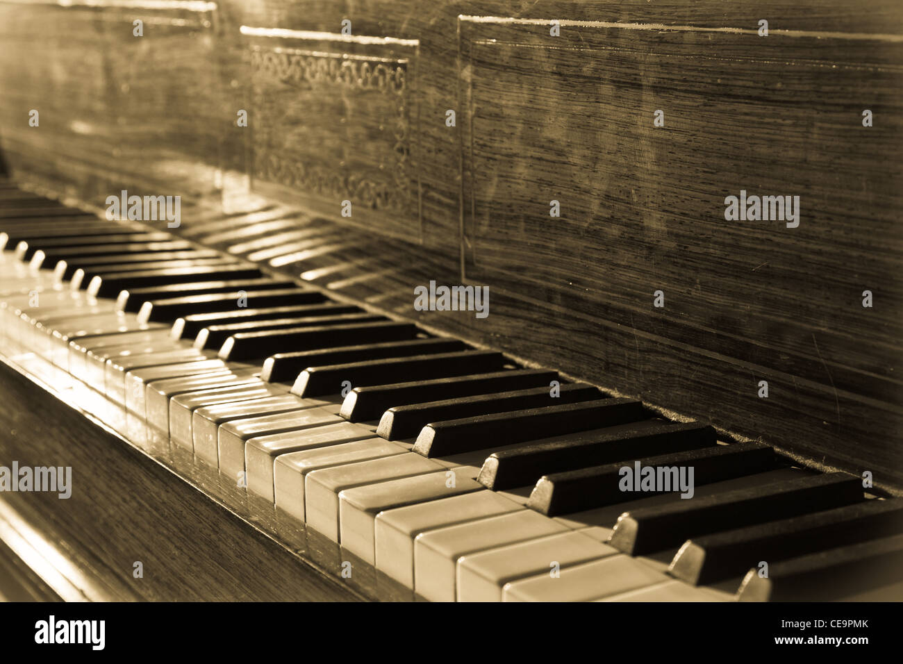Vintage piano in old fashioned Banque de photographies et d'images à haute  résolution - Alamy