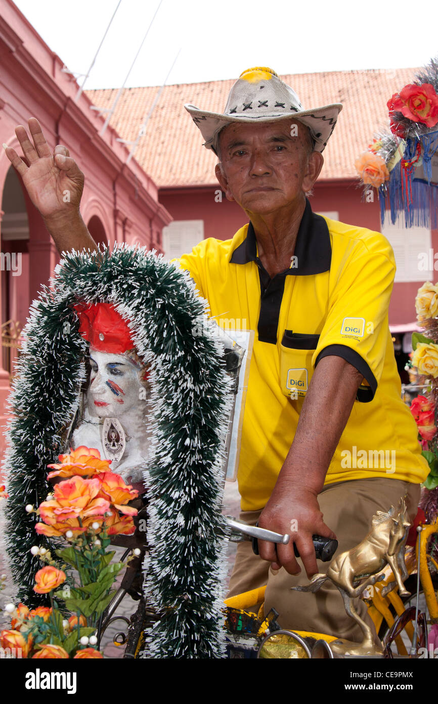 Tricycle Rickshaw conduit par vieux Malais chinois homme à Malacca, Malaisie à l'UNESCO du site historique de l'église Christ Néerlandais Banque D'Images