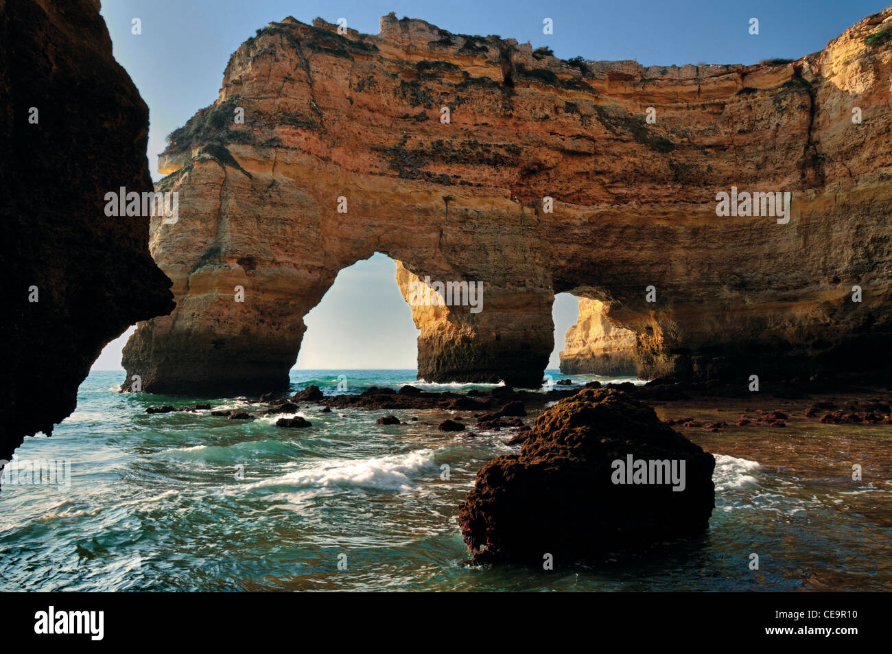 Le Portugal, l'Algarve : arcades Rock à la plage Praia da Marinha Banque D'Images