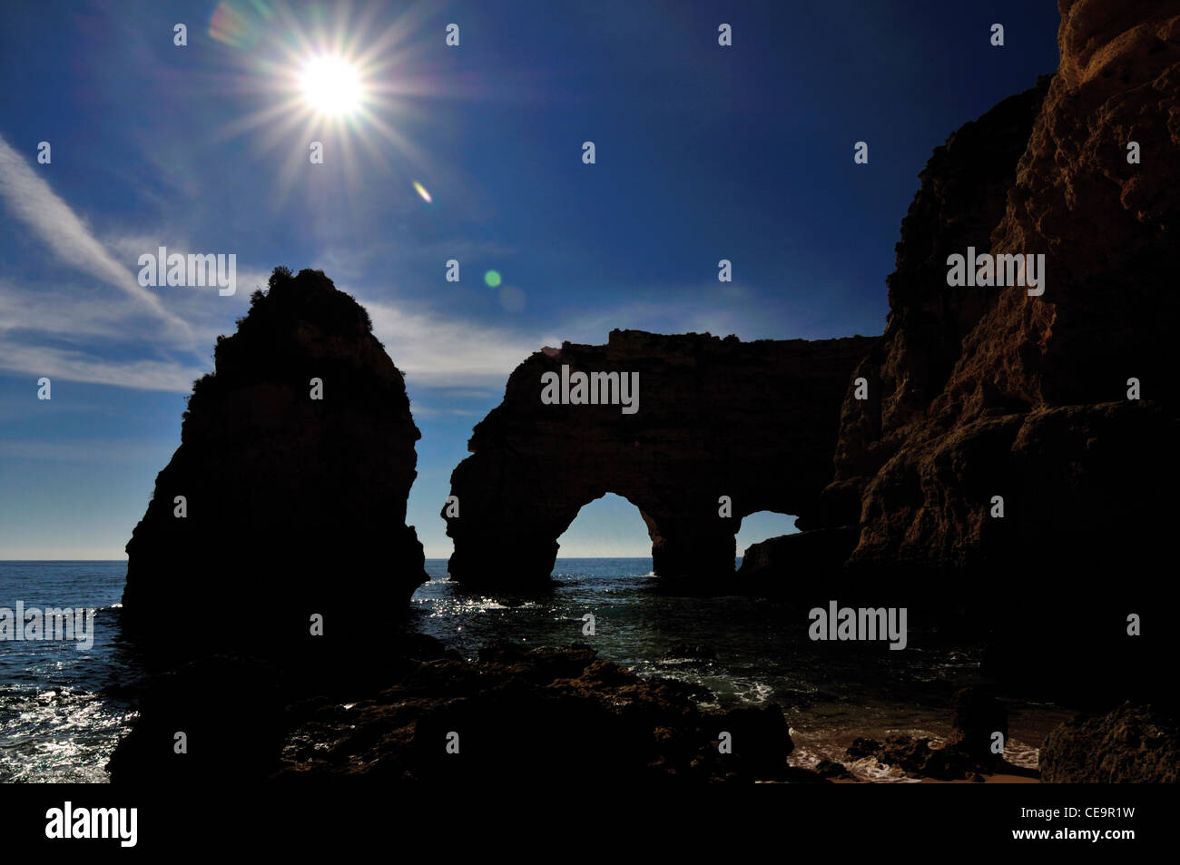 Le Portugal, l'Algarve : Rocky silhouette de Praia da Marinha contre le soleil de midi Banque D'Images
