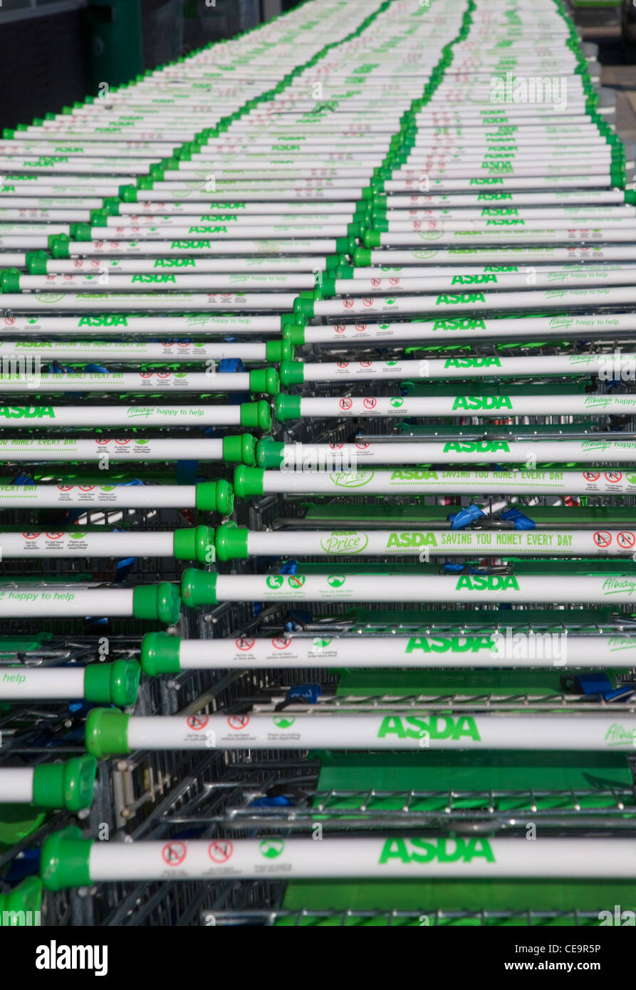 L'Asda chariots empilés dans une ligne Banque D'Images