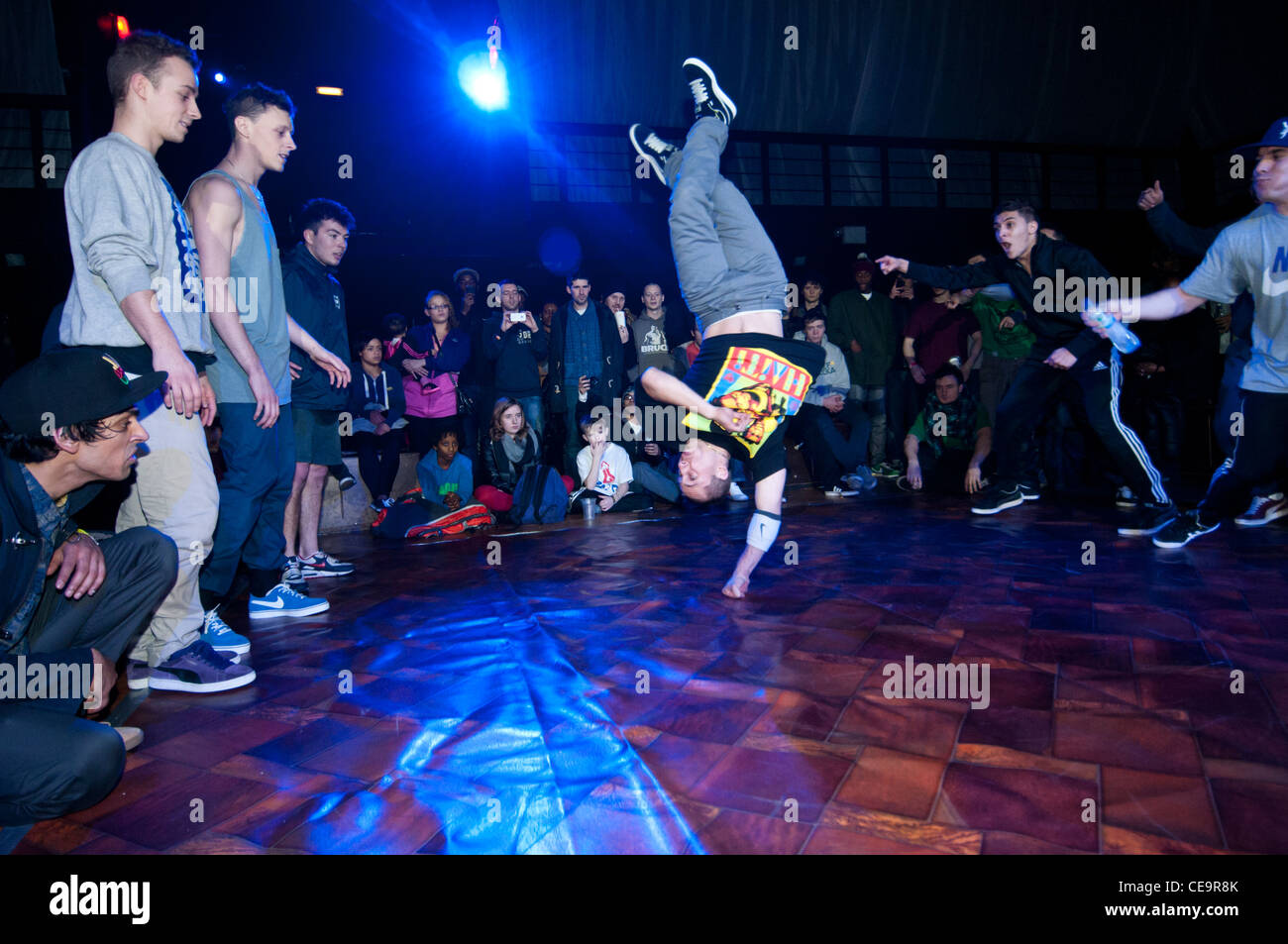 Un break dancer spinning sur ses doigts à KOTB Bataille dans Birmingham, lieu de bal. Banque D'Images