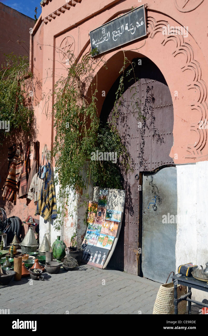 Grand étal extérieur de porte ancienne, Marrakech Banque D'Images