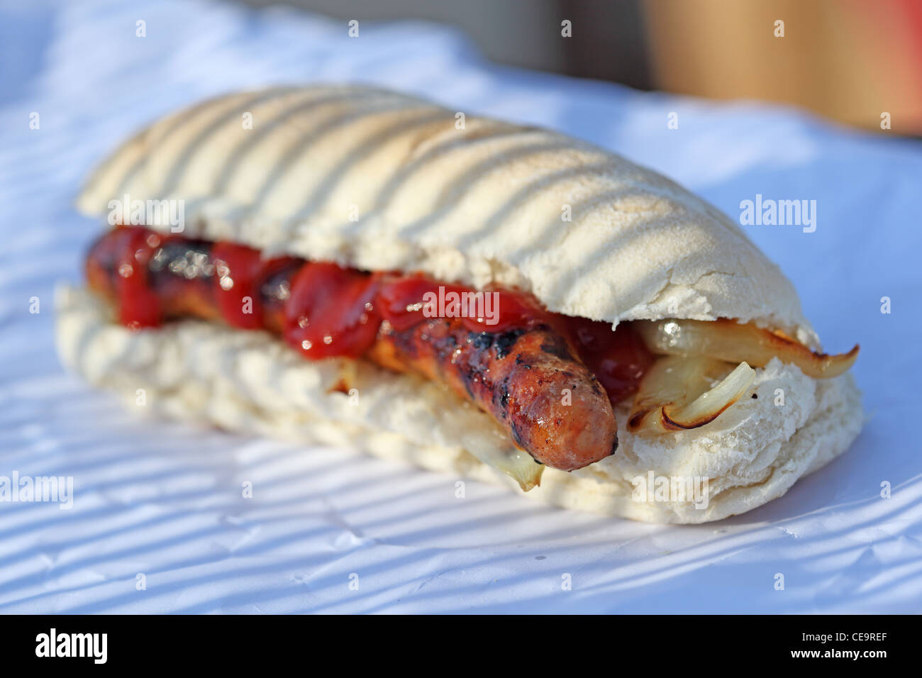 Saucisses sandwich barm manger dans la rue Banque D'Images