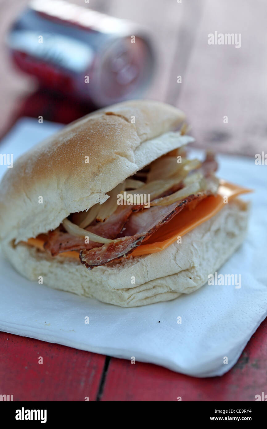 Saucisses sandwich barm manger dans la rue Banque D'Images