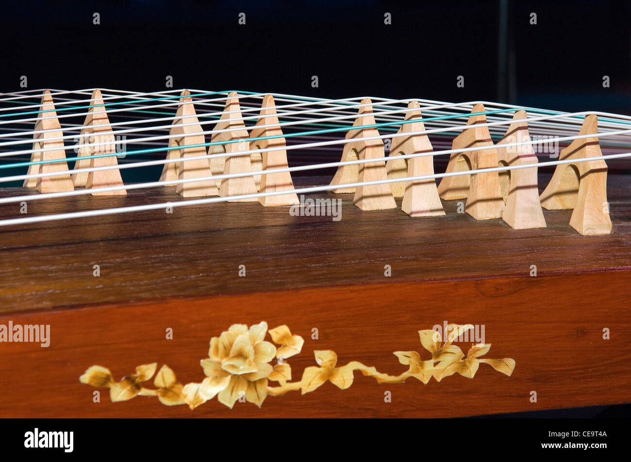 Chinois classique antique cithare musical instrument type la zheng, également connu sous le nom de guzheng. Détail des cordes et des ponts mobiles Banque D'Images