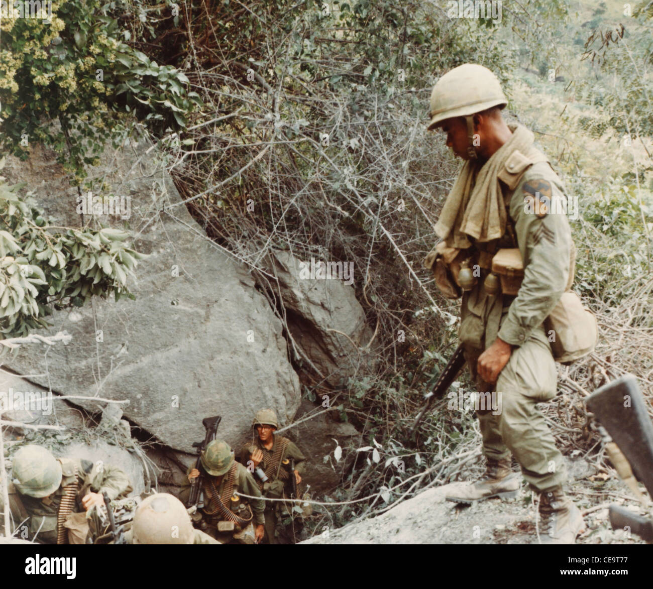 Les membres de la BN B, 2e, 8e, 1re Division de cavalerie CAV escalader une montagne lors de Pershing coopération recherche et destruction missio Banque D'Images