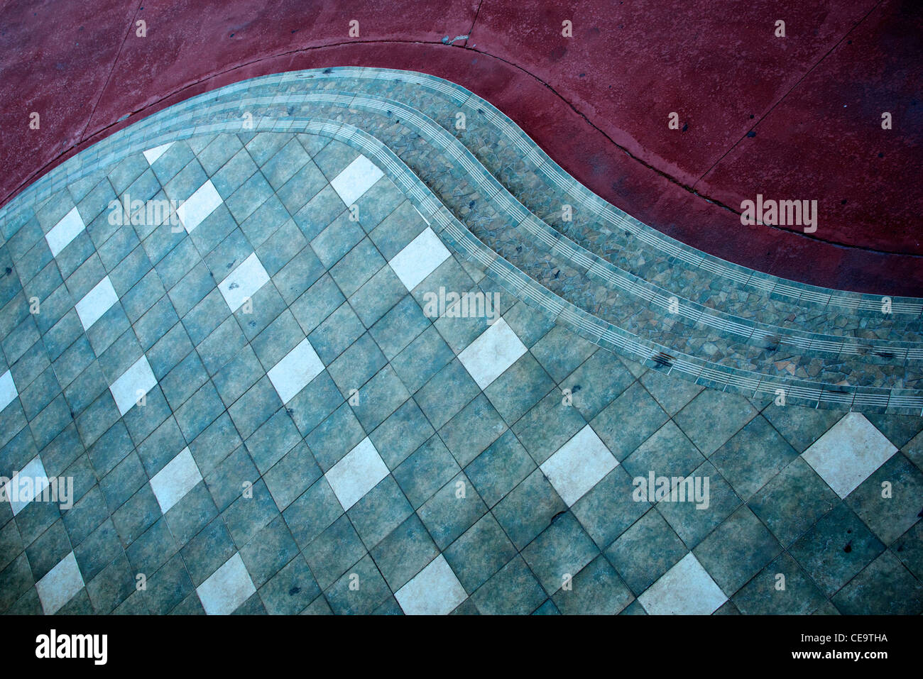 Vintage à la courbe de la chaussée. Tapis rouge de style et de tuiles béton. Banque D'Images