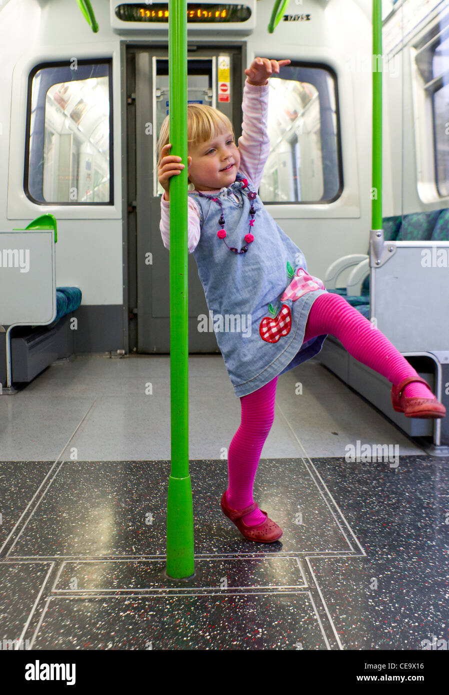 Petite fille danser dans le wagon d'un train Banque D'Images