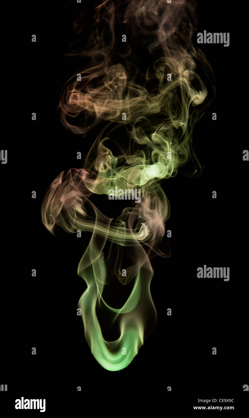 Abstract photo montrant certains la fumée de couleur en fond noir Banque D'Images