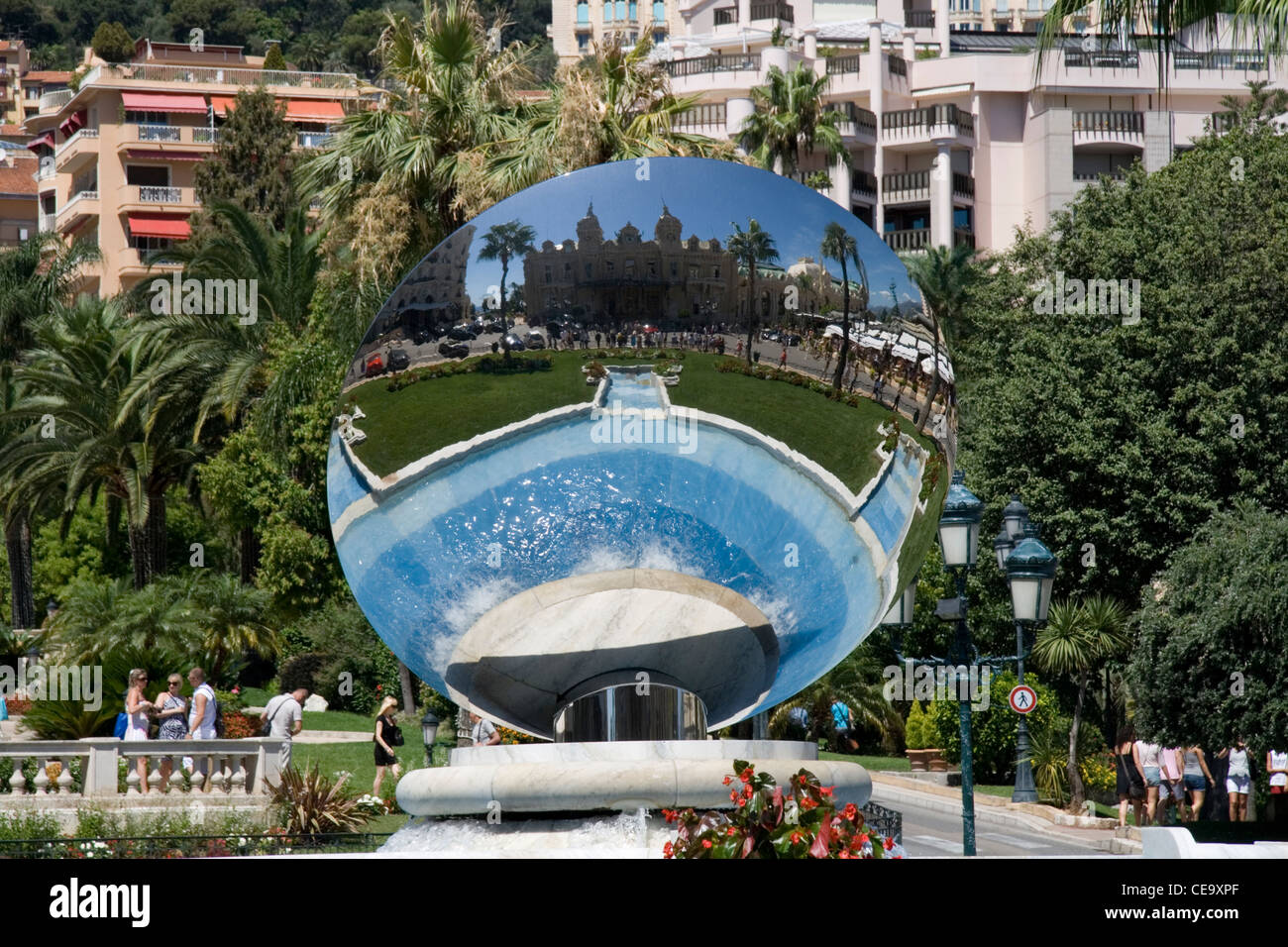 L'Anish Kapoor Sky rétroviseurs en place du casino de Monte Carlo à Monaco. Dans le miroir reflète Casino Banque D'Images