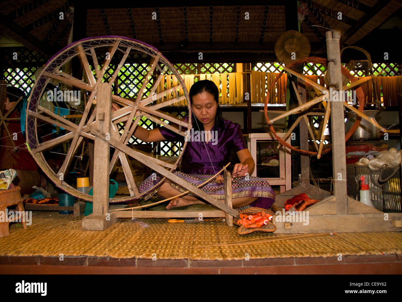 Usine de production de soie thaï, Chiang Mai, Thaïlande. Banque D'Images