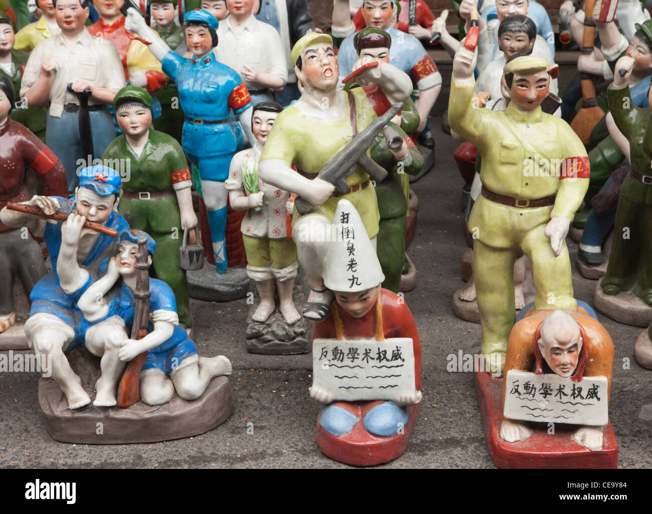 Céramique antiques Figures révolutionnaires ; marché d'antiquités de Dongtai Road, Shanghai, Laoximen Banque D'Images