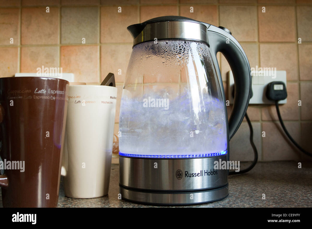 Cuisine avec des tasses à café et bouilloire électrique en verre  d'ébullition, Berkshire, England, UK Photo Stock - Alamy