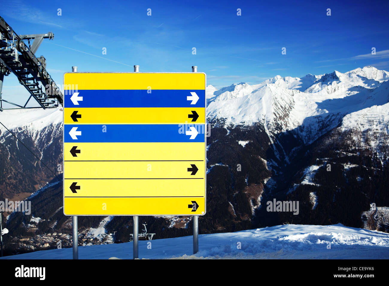 La direction vide dans les montagnes de ski de panneaux Banque D'Images
