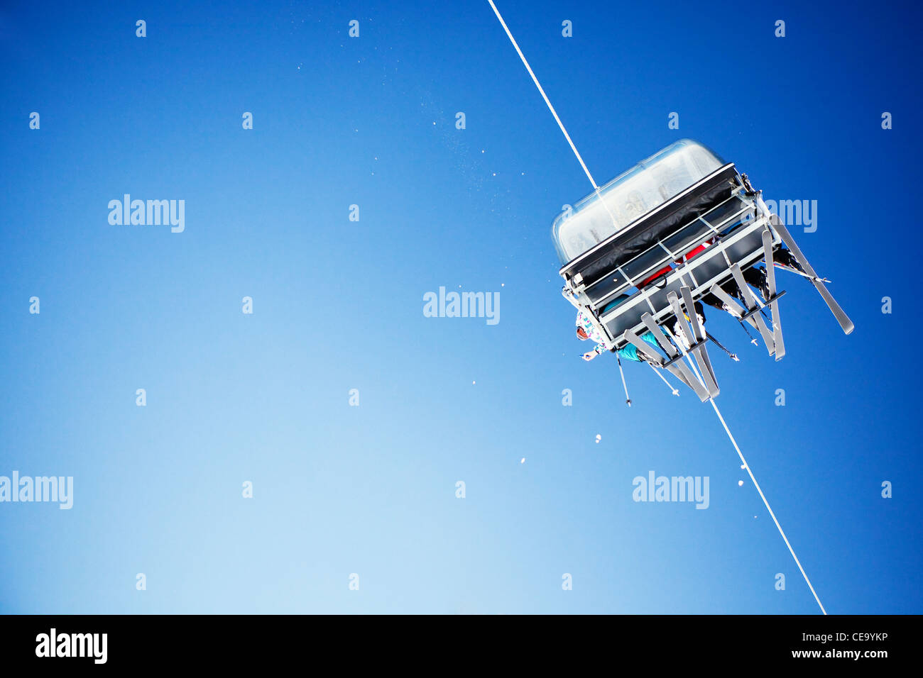 L'ascenseur de ski skieurs méconnaissables jusqu'à le ciel bleu clair Banque D'Images